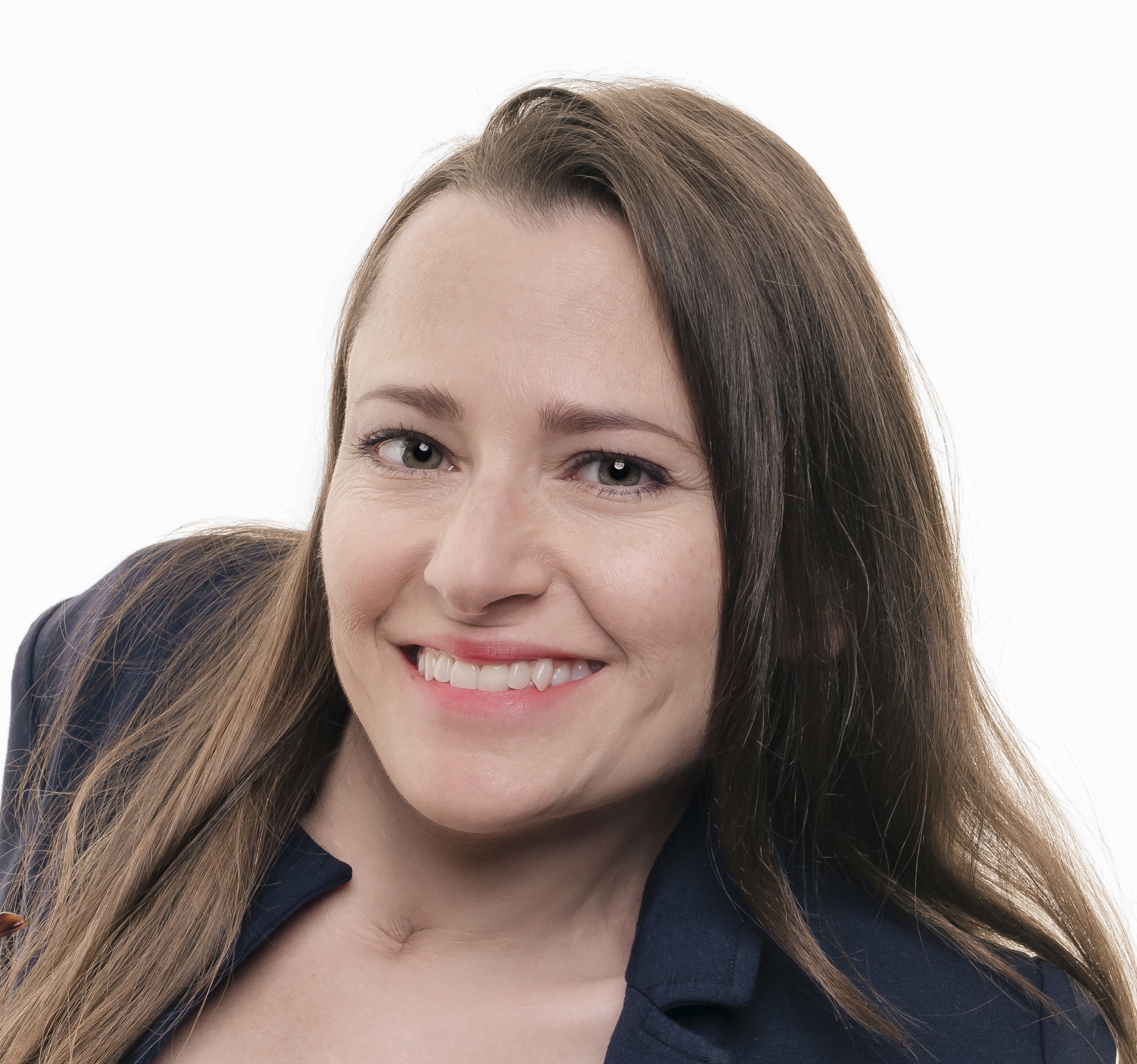 Ein Portraitfoto von Jasminrechsteiner mit langen braunen Haaren, ohne Brille, mit einem Lächeln